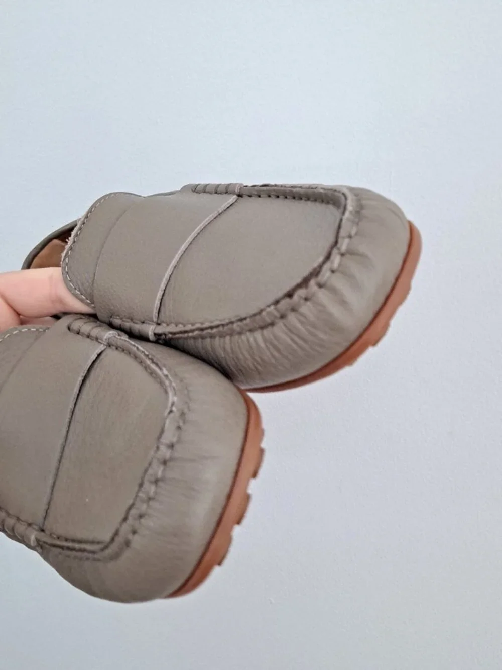 New without tags Aquatalia Taupe Grey Leather Driving Loafers 8.5